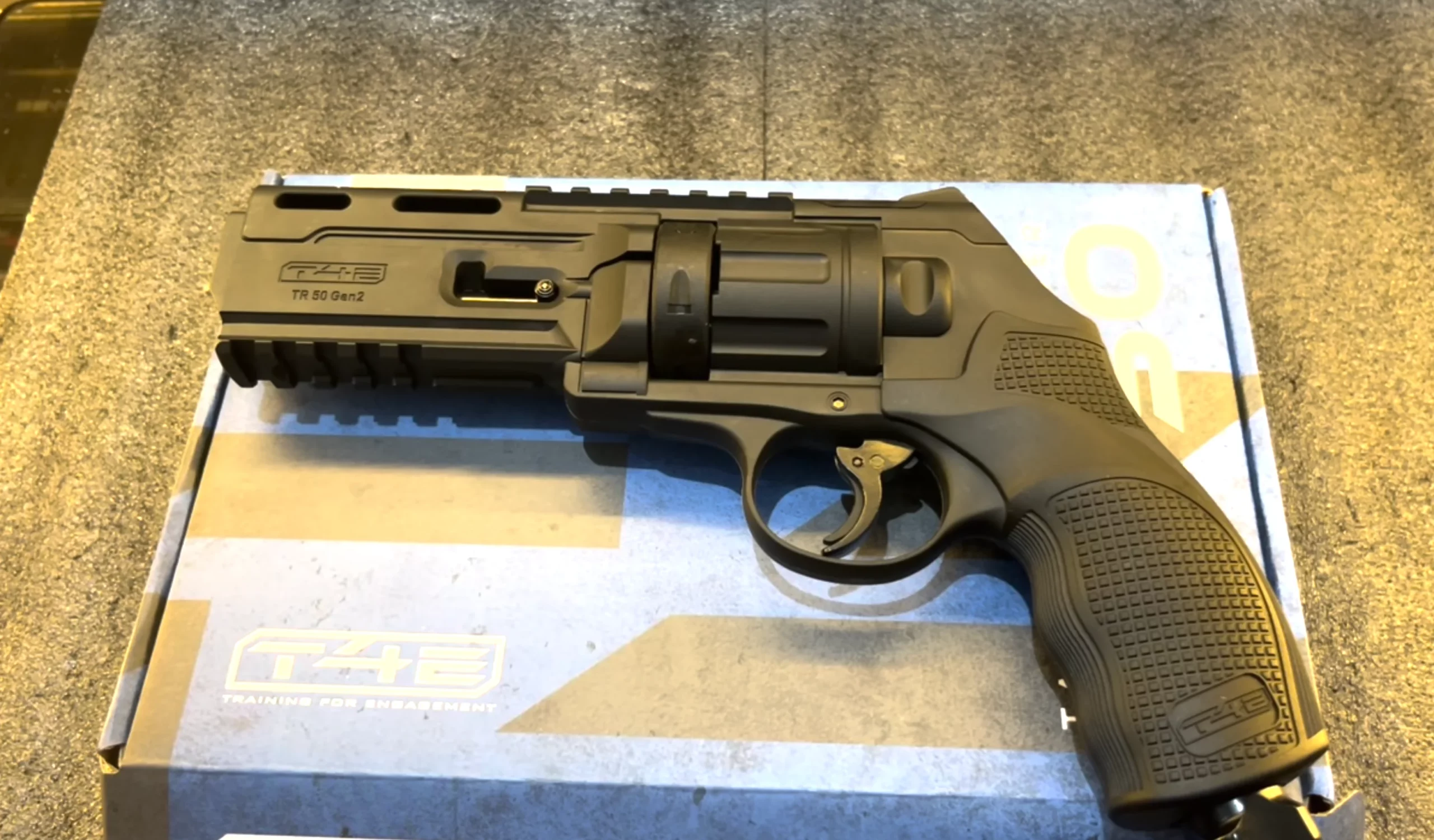 Revolver Umarex T4E TR50 Gen2 calibre .50 avec ses accessoires au déballage