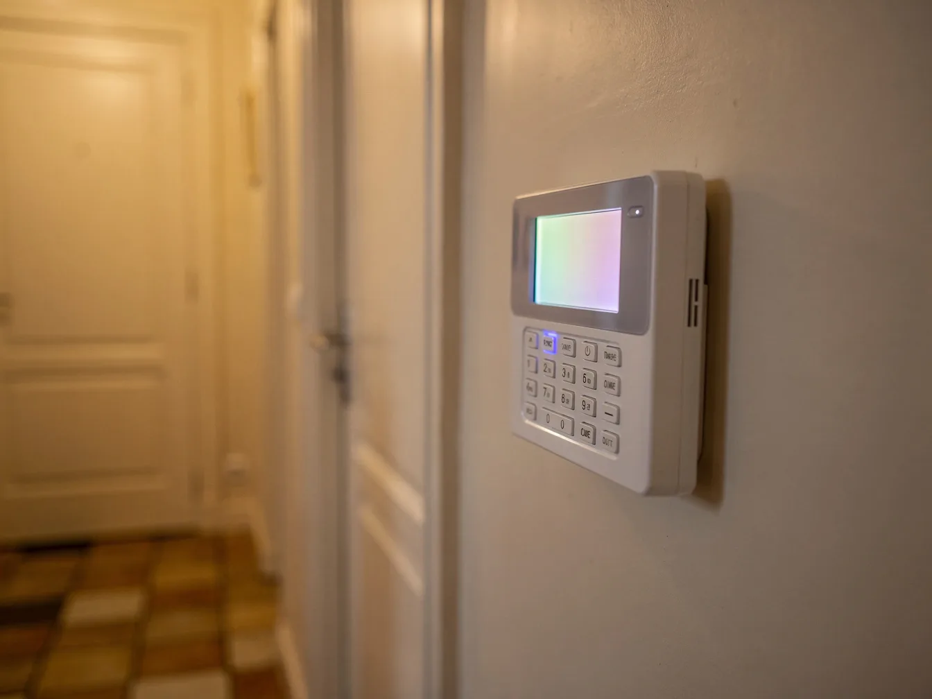 Clavier d'alarme blanc fixé au mur de l'entrée d'une maison