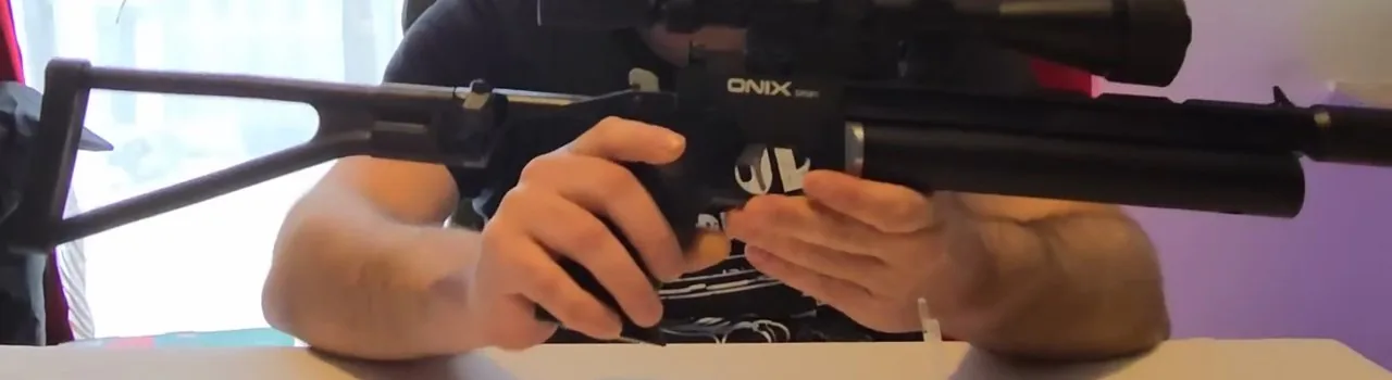 Onix Sport monté en carabine avec crosse pliable et silencieux