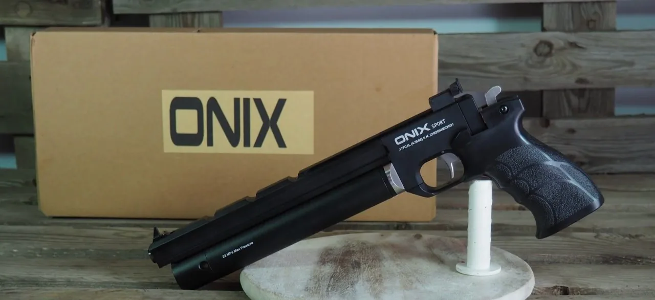 Pistolet PCP monocoup Onix Sport posé devant sa boîte