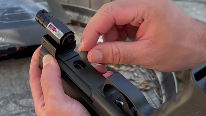 Chargement des billes calibre .50 dans le Vesta Sentinel