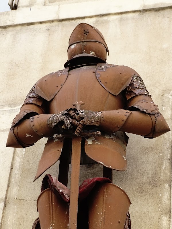 Photo armurerie l&rsquo;armure au dessus de la vitrine a Nancy - 3