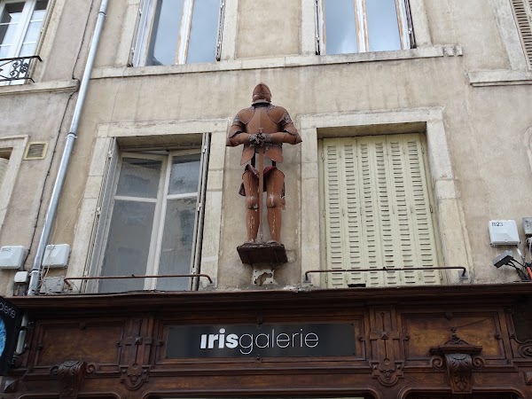 Photo armurerie l&rsquo;armure au dessus de la vitrine a Nancy
