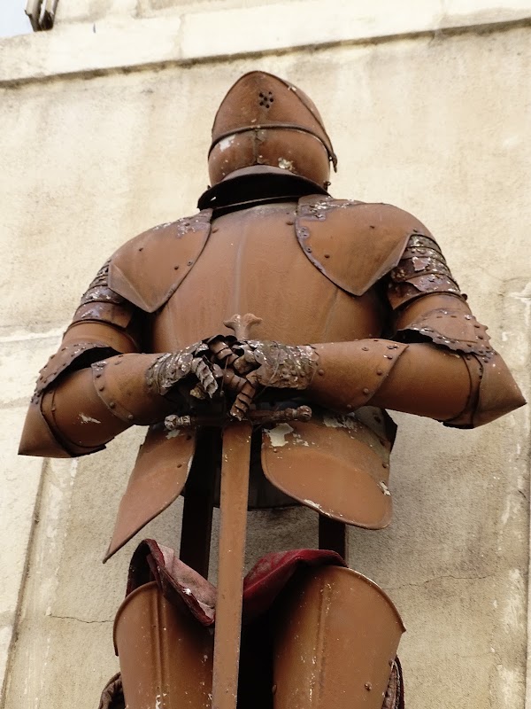 Photo armurerie l&rsquo;armure au dessus de la vitrine a Nancy - 3