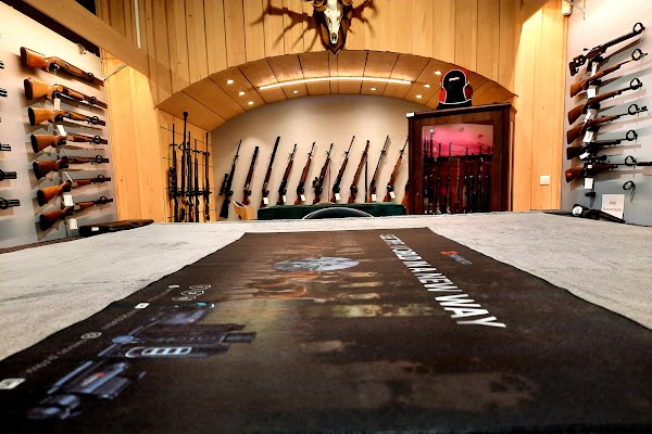 Photo armurerie Armuriers Diplomés UNIVERS CHASSE Besançon ARMURERIE-CHASSE-TIR-BROWNING-CZ-Antonin Aranda école d&rsquo;armurerie de Liège a Franois